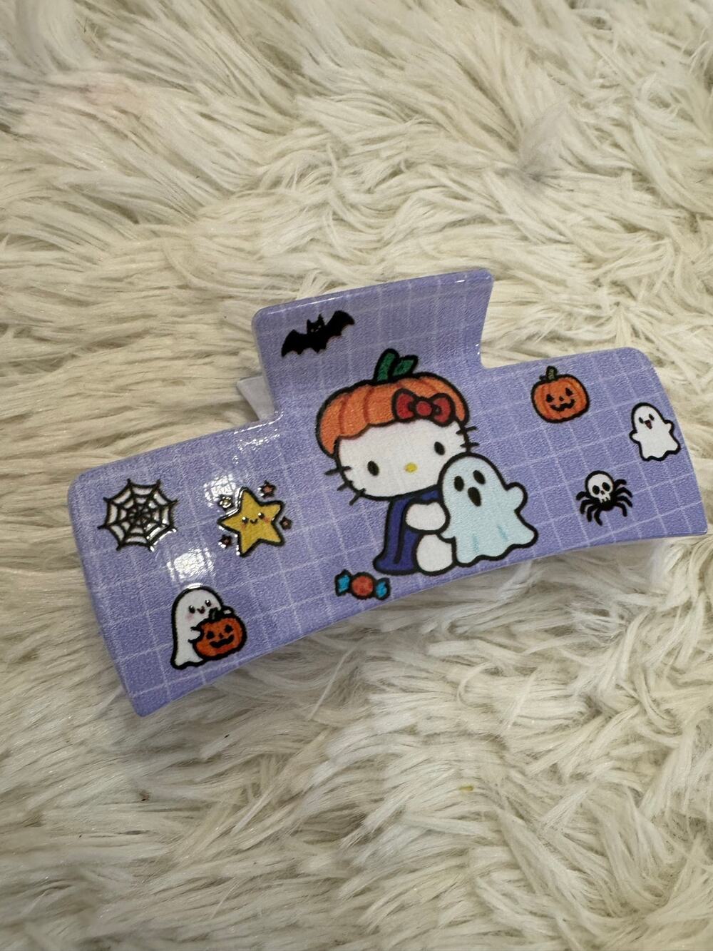 Hello Kitty Halloween hair clip claw purple Hello Kitty holding a pumpkin